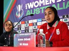 tränen, träume, protest: irans fußballerinnen zerbrechen an den größten aller sorgen